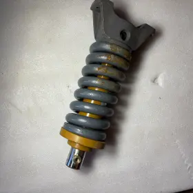 24100n6295f2 Aftermarket Yr54d01001p1 Track Adjuster Cylinder Assy Fits For Kobelco Sk60 Sk60-3 Sk60-4