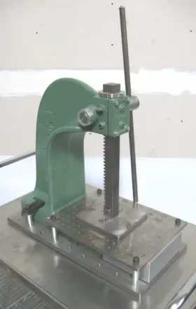 C202073 Famco Wr-81 Arbor Press 4-ton 7.5 Inch Throat 300x400mm Breadboard Platen