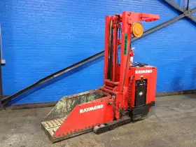 31-r40tn Raymond Electric Reach Battery Changing Lift 4000