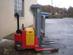 Dsx40 Raymond Walkie Stacker Needs New Battery But Everything Else Is Great
